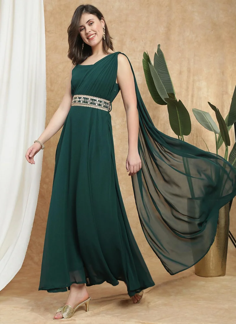 جلو باص فستان نسائي طويل أخضر داكن من الجورجيت بحمالات وخصر ضيق مزين بحزام مطرز